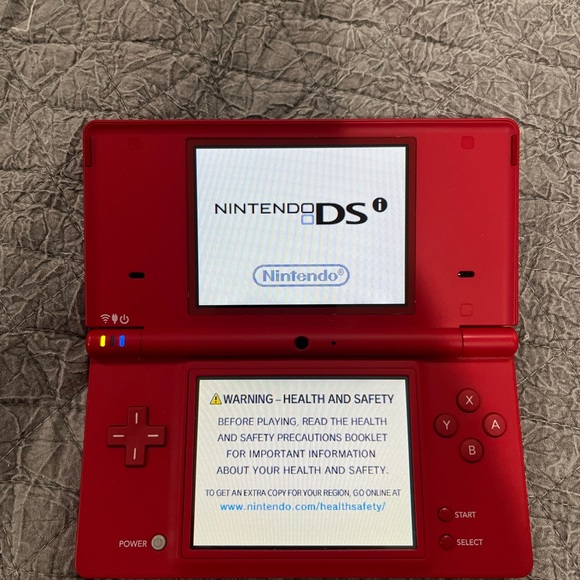 Red Nintendo dsi with charger - Picture 4 of 4